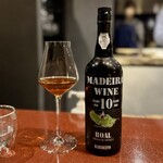 中華寝台 - 白湯の濃厚な味わいにも、いつものマデイラ。
      コース料金のベースが上がったので、そうなるとワインも一杯ぐらいは何か素敵なやつが欲しくなりますね(^^)