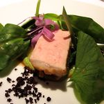 レフェルヴェソンス - 【'14年4月】深緑〜岩手白金豚ロース肉を薪で焼いて、ふきのとうのピュレと甘酸っぱい肉のジュ、山菜たちと黒オリーブ