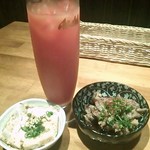 Waimon - 左・お通し、右・牛すじポン酢400円／後ろノンアルコールカクテル叶姉妹470円