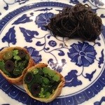 くろさわ東京菜 - 14.5月　ビーフンイカスミ和え、香菜の湯葉巻