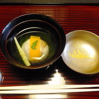 つば甚 - 吸物（鯛の身を外側に残した松皮真薯）