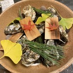 懐石宿  潮里 - 焼物:牡蠣の宝楽焼きは小粒の牡蠣がバターで味付けされて山盛り。レモンやこだわりポン酢でいただきます