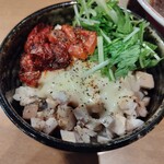 麺屋 京介 - 2024.11ロースとムネのチーズトマト丼400円