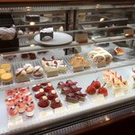 パティスリーマサ - ショーケースの様子。