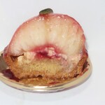 パティスリーマサ - ・「桃ちゃん フレッシュ白桃のタルト(¥680)」の断面。