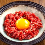炭火と笑いの台所 とりすけ 難波本店 - 熊本直送！馬刺しユッケ