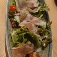 和食 いぶり別邸 有楽町店 - アボカドと生ハムのサラダ