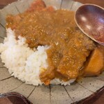 かふぇ一番艦 - 具材ゴロゴロカツカレー。カツ6-7枚、スプーンがなぜか小さい。笑