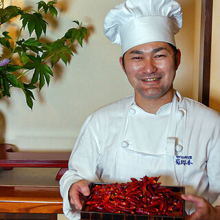 オーナーシェフ菊島弘従の豊富な経験が生む四川料理を