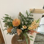 喫茶tton - 今月のお花のとのことです。お花が見上げているみたいに撮れました！