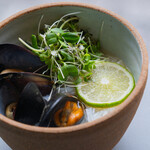 ムール貝と江戸前ハーブのフォー