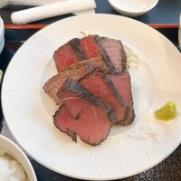 松阪牛 よし田 - 普通のステーキ御前と比べて肉が三枚ほど増えます