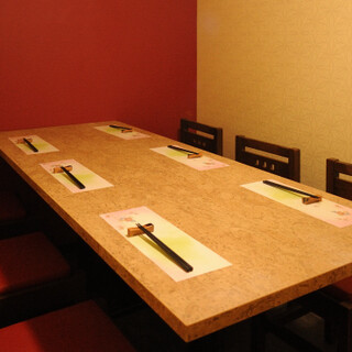 くつろぎの和モダン空間は、おひとり様もご宴会も！個室完備