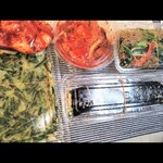 八方美人 - 本格オモニの味がこんなにたくさん届きました❢　キンパ 数えたら 9個あります　4つ 食べて ギブ　　一番左上のはおまけの大根のキムチです　たまにおまけを入れてくれます　