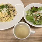 エイス シー オイスターバー - 牡蠣とキノコの和風ソースパスタ