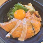 魚や よいち - 極上卵サーモンユッケ丼