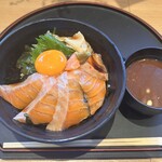 魚や よいち - 極上卵サーモンユッケ丼（¥1,100）（税込）