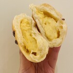 ブーランジェリ･エ･カフェ　オブジェ - クリームパンの断面♡木次のパスチャライズ牛乳で炊いた自家製カスタードクリームがたっぷり♡♡頬張ばる幸せとはこう言う事です！♡