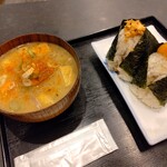 おにぎりと豚汁 いたる - おにぎりと豚汁（一味ふりかけ後）