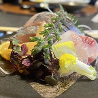 日本料理 梅林 - 造り：北海道のホタテ、鹿児島のキビナゴ、北海道のあおやぎ、淡路島の鯛と関あじ