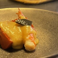 日本料理 梅林 - 先付：赤蒟蒻と車海老のりんごソース味噌t付け漬け