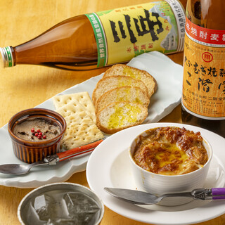 店主が厳選した50種類以上の多彩なお酒は料理と相性抜群