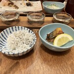 ひもの野郎 バルチカ03エキウエ店 - 日本酒のアテにしらすとサバのへしこです！