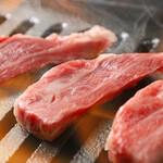 梅田お初天神大人の神戸牛焼肉 - お肉を焼いているシーン1