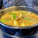 やまびこ弁天 - 牛すじカレーうどん（1,020円）。