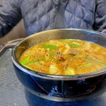 やまびこ弁天 - 牛すじカレーうどん（1,020円）に七味唐辛子をかけました。