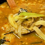 やまびこ弁天 - Wカレーうどん（牛すじ入り1,030円）＋麺半玉追加（70円）＝1,100円。丼の底の白米を引き揚げました。カレーとうどんと白米と。