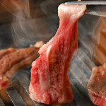 梅田お初天神大人の神戸牛焼肉 - お肉を焼いているシーン2