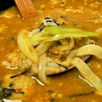 やまびこ弁天 - Wカレーうどん（牛すじ入り1,030円）＋麺半玉追加（70円）＝1,100円。丼の底の白米を引き揚げました。カレーとうどんと白米と。