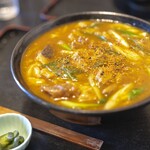 やまびこ弁天 - Wカレーうどん（牛すじ入り1,030円）＋麺半玉追加（70円）＝1,100円に七味唐辛子をかけました。