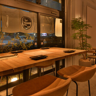 親しみやすい和空間。ライブ感溢れるカウンター席が人気