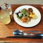 ヴィラフォンテーヌ グランド 東京汐留 - ミニハンバーグ・マッシュポテト・肉じゃが・サラダ・アップルジュース