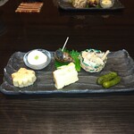 やっちろ - 先付け　だし巻き卵　つぶ貝　　桜エビ?の唐揚げ　熱々で美味しかった　　キュウリの漬物　粕漬けかな美味しい