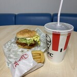 ケンタッキーフライドチキン - ダブルチキンフィレバーガーのセット。ドリンクはコーラです('24/11/28)