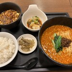 神の饗 - 神のおもてなしセット2000円。担々麺フルサイズ、麻婆豆腐ハーフ、水餃子2個、ライス、ザーサイとボリュームが凄い！