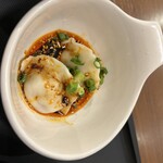 神の饗 - 水餃子自体は正直そこそこでした。皮厚め。タレの味はめちゃ旨甘辛って感じでこのタレを他のものにかけたかったw