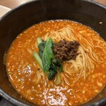 神の饗 - 担々麺には青菜と挽肉、沢山の白ネギ微塵切り。辛さはマイルドで皆が美味しく食べられる味