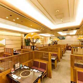 カジュアルにもご利用いただけるテーブル席です。広々とした店内で寛ぎのひとときを。