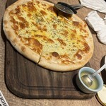 NICK HOUSE - 5種のチーズとハチミツのピザ