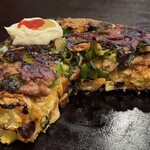 象屋 - 刻みネギが香ばしく焼かれて「醤油ダレ」と合うーーー
      ( 'ﾛ')/'ﾛ')/'ﾛ')/'ﾛ')/うまｰｰｲ!!!