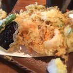 Nagi - ランチセットの天ぷら盛合せ
      サクサクでカラッと揚がっていてうまい