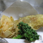 東華菜館 - 湯葉春巻き・えび団子のアーモンドまぶし揚げ♪