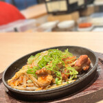 鉄板と炭火 居酒屋 ぐり - 牛ホルモン鉄板焼き