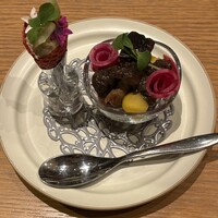 フレンチ串揚げBEIGNET 東京 - 左・白レバームースと季節のフルーツのコルネパフェ、右・特別メニュー