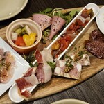 ジィーロ - 圧巻の肉中心前菜盛り