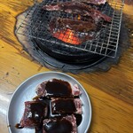 美奈登 - 奥：牛ツラ、手前：牛サガリ